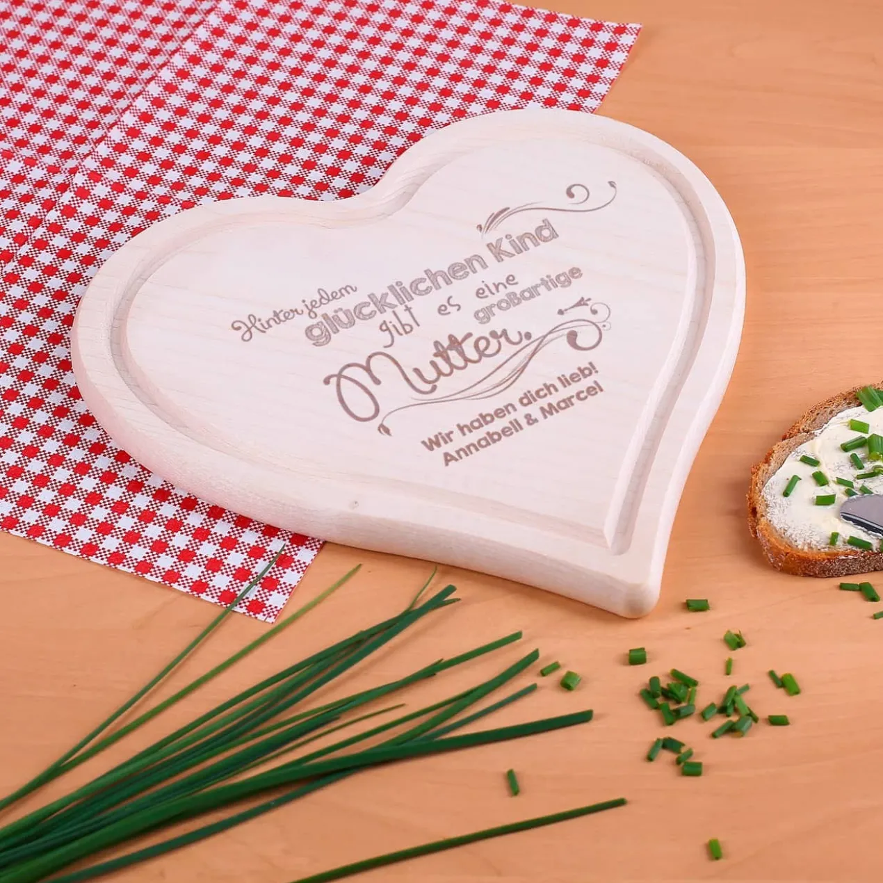 Herzbrettchen zum Muttertag mit persönlicher Gravur