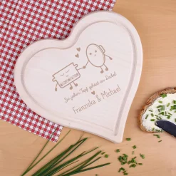 Herz-Frühstücksbrett graviert mit Topf und Deckel und Namen
