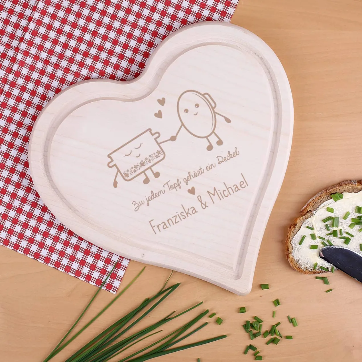 Herz-Frühstücksbrett graviert mit Topf und Deckel und Namen