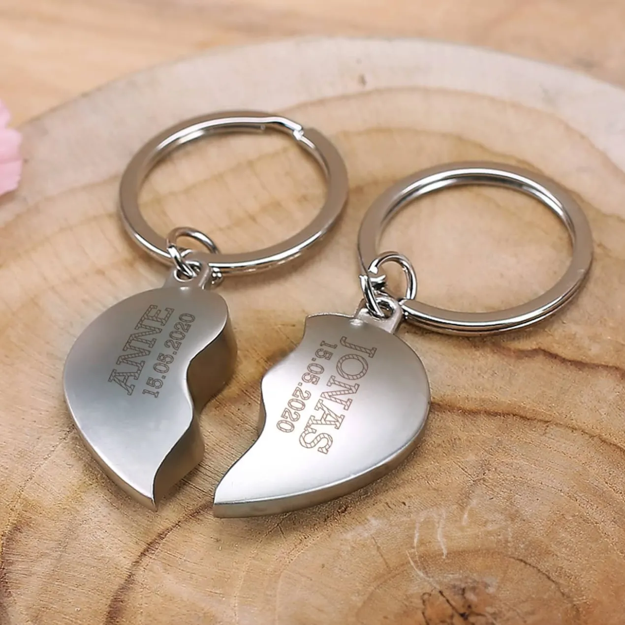 Herz-Paaranhänger mit Name & Datum graviert in Geschenkbox
