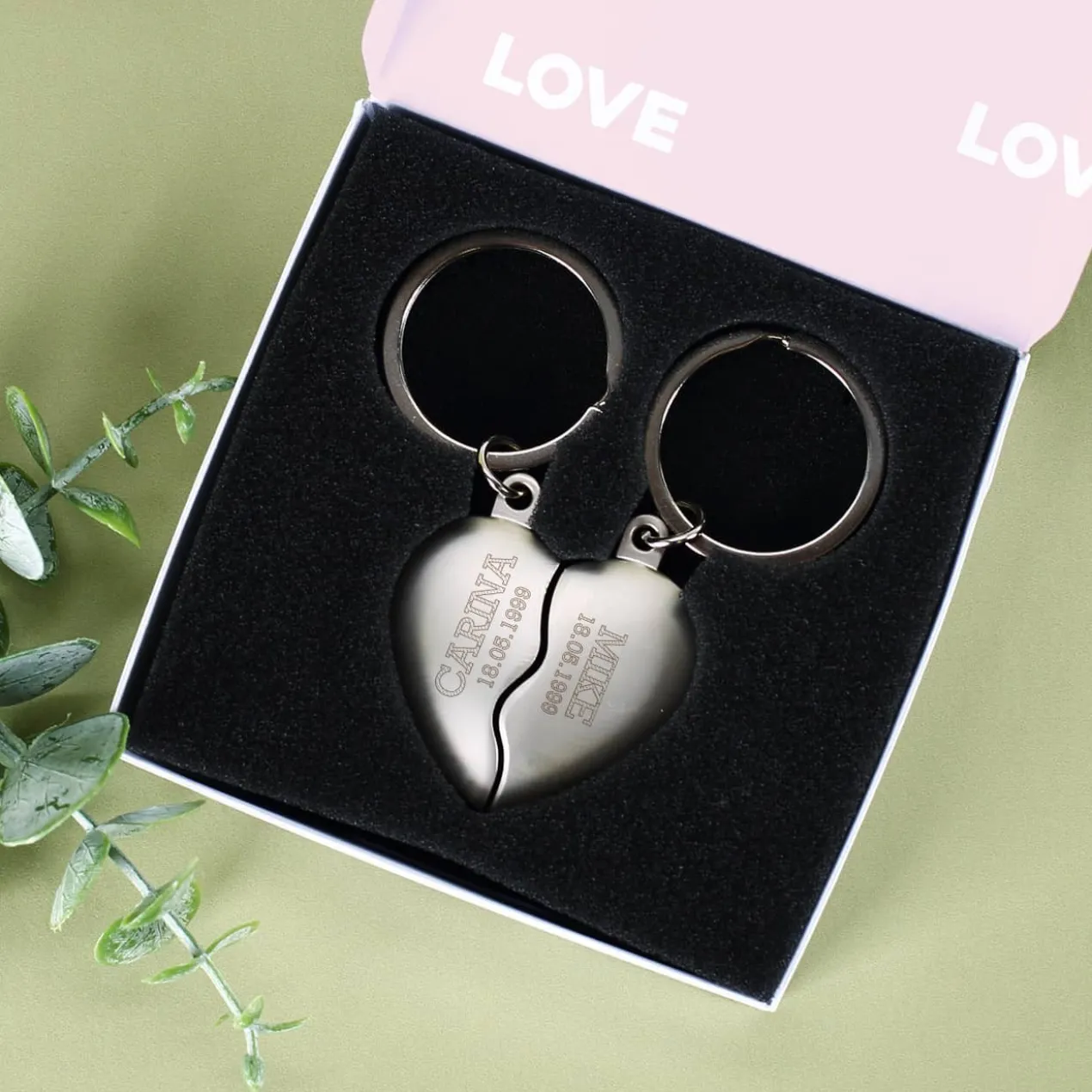 Herz-Paaranhänger mit Name & Datum graviert in Geschenkbox