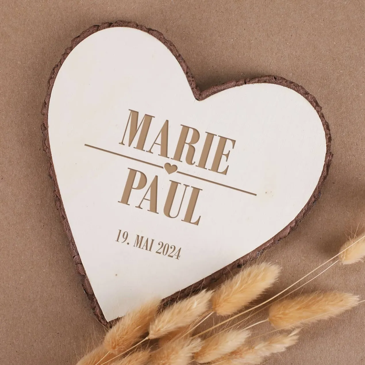 Herzplatte aus Holz zur Hochzeit mit Namensgravur und Datum