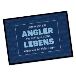 Hier wohnt ein Angler mit dem Fang seines Lebens - Fußmatte mit Wunschtext