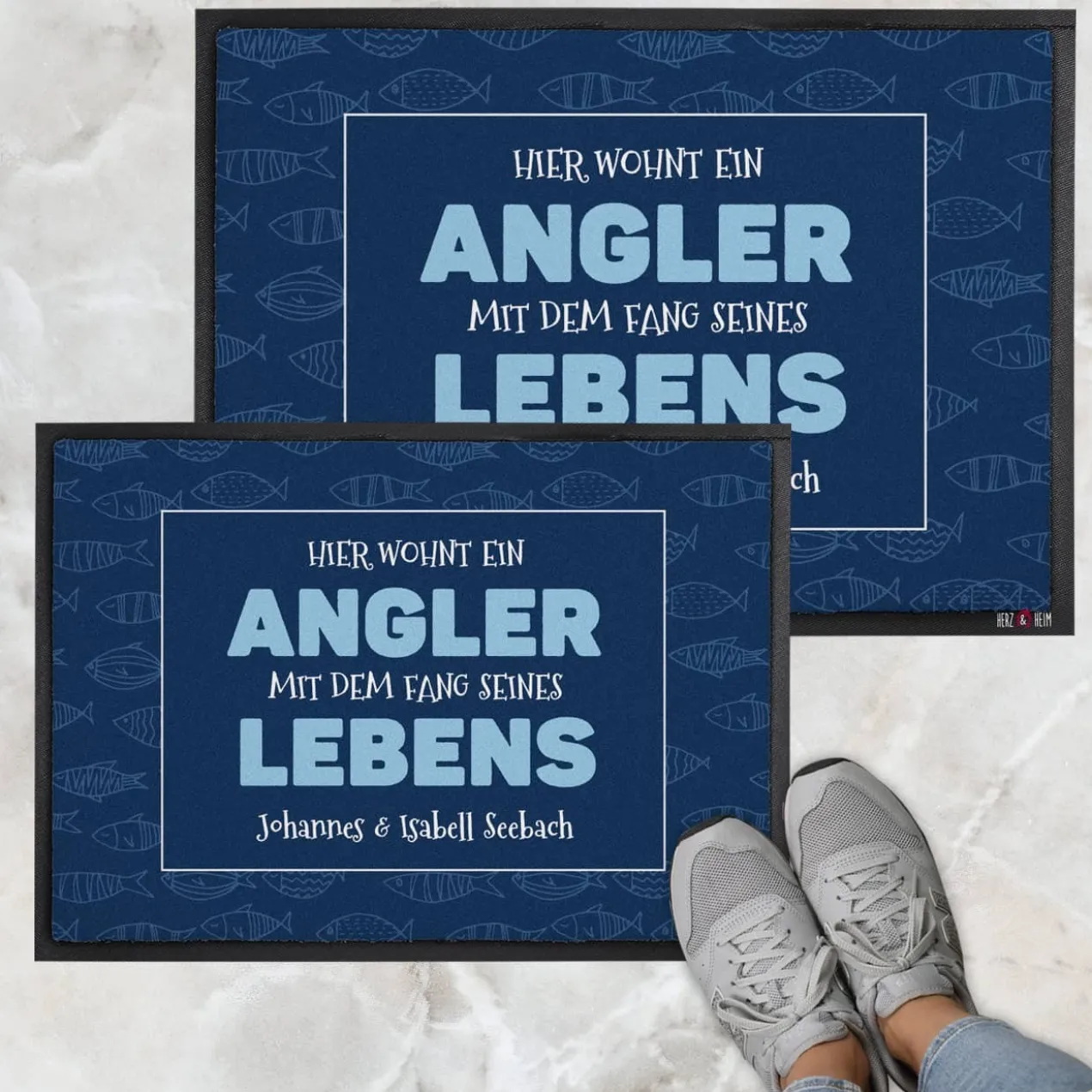 Hier wohnt ein Angler mit dem Fang seines Lebens - Fußmatte mit Wunschtext