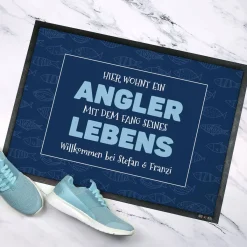 Hier wohnt ein Angler mit dem Fang seines Lebens - Fußmatte mit Wunschtext