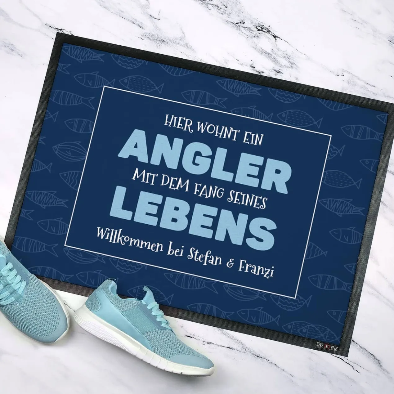 Hier wohnt ein Angler mit dem Fang seines Lebens - Fußmatte mit Wunschtext