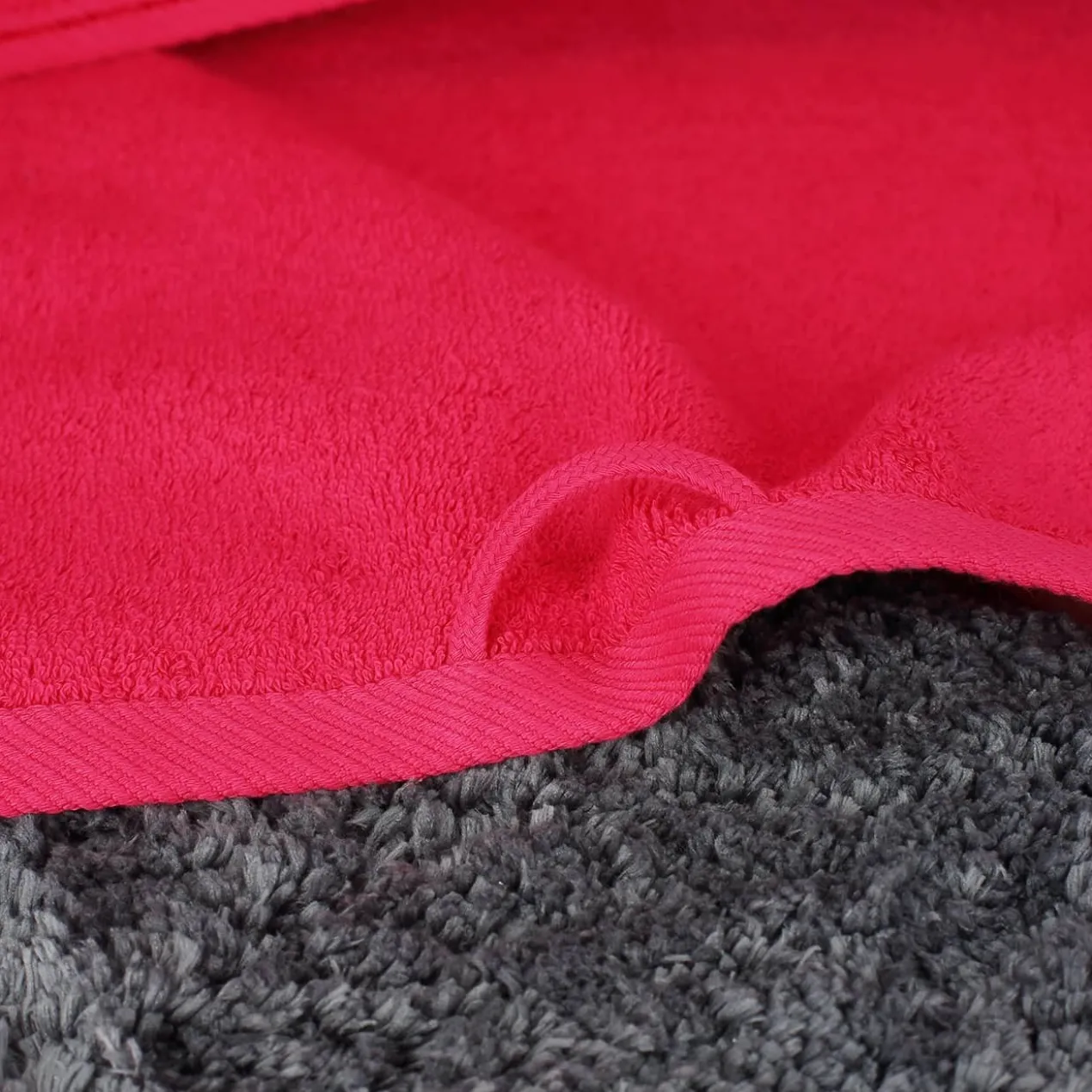 Himbeerfarbenes Handtuch mit Delfin und Name in 3 Größen