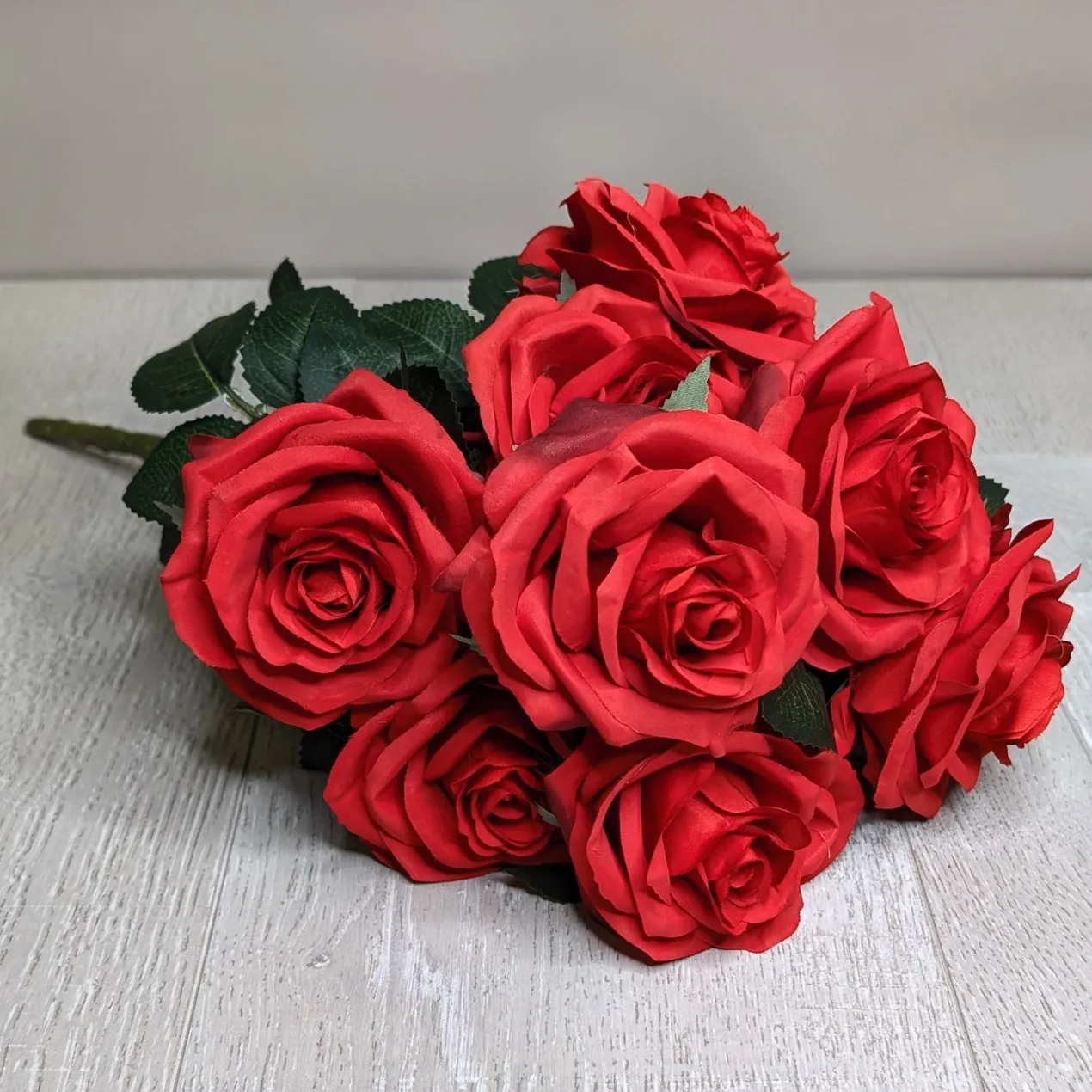 Hochwertiger Kunstblumenstrauß Rosen – Rosa Dijon | Rot | 10 Seidenblumen | 42 cm