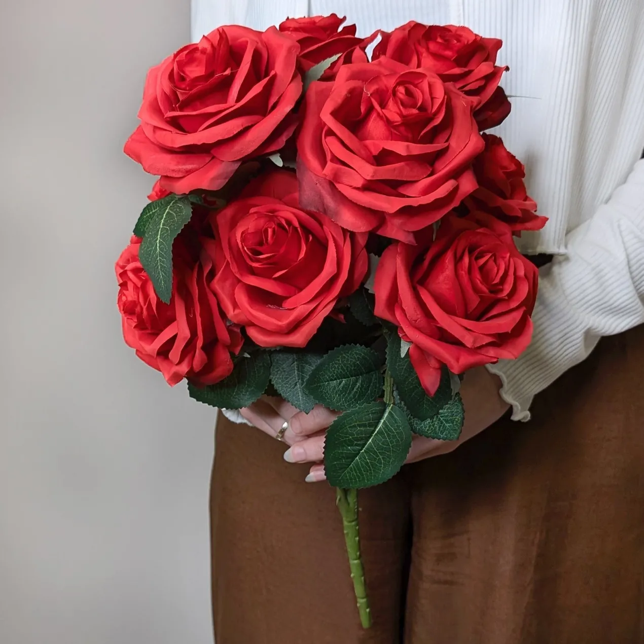 Hochwertiger Kunstblumenstrauß Rosen – Rosa Dijon | Rot | 10 Seidenblumen | 42 cm