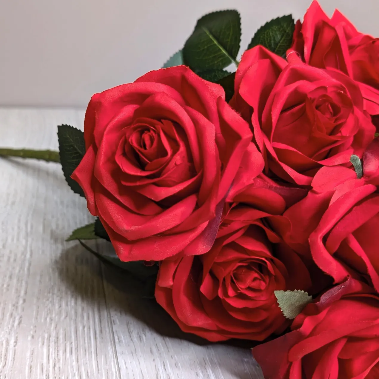 Hochwertiger Kunstblumenstrauß Rosen – Rosa Dijon | Rot | 10 Seidenblumen | 42 cm
