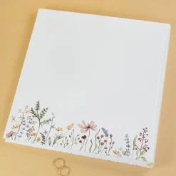 Hochwertiges Hochzeitsalbum mit Prägung, personalisiert mit Namen und Datum | Fotobuch m. Wildblumen
