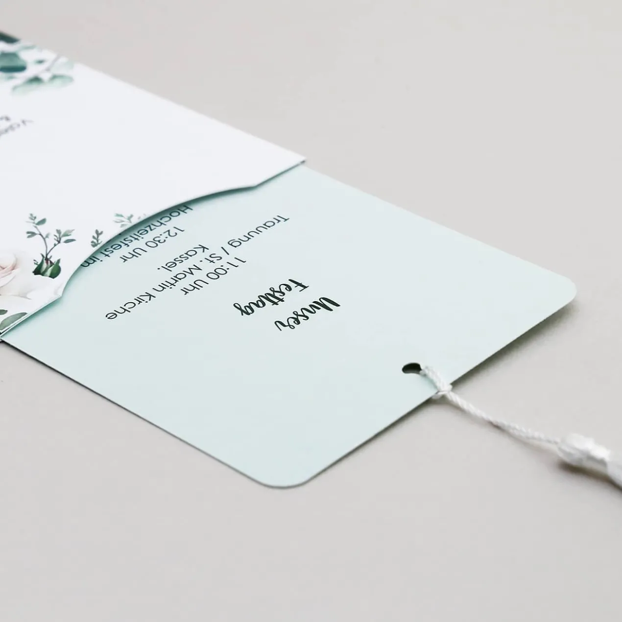 Hochzeitseinladung mit Rosenmotiv - elegante Ziehkarte mit Quaste