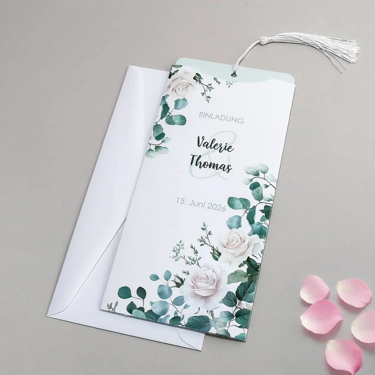 Hochzeitseinladung mit Rosenmotiv - elegante Ziehkarte mit Quaste