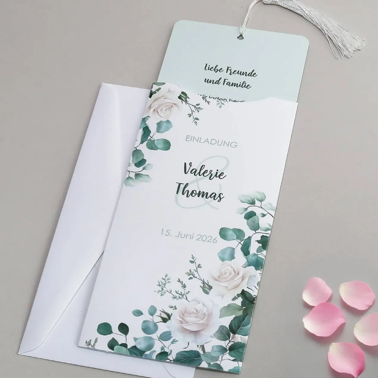 Hochzeitseinladung mit Rosenmotiv - elegante Ziehkarte mit Quaste