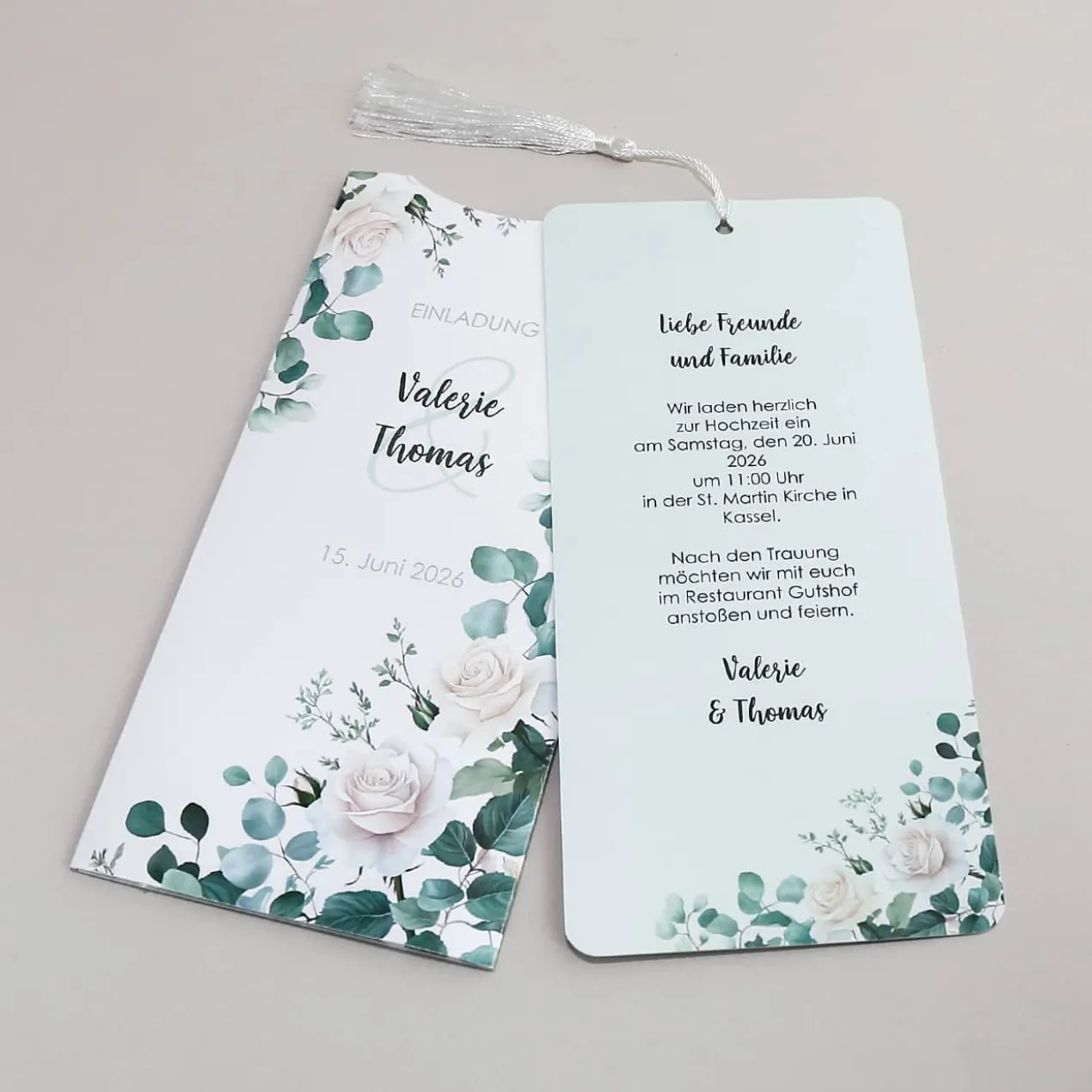 Hochzeitseinladung mit Rosenmotiv - elegante Ziehkarte mit Quaste