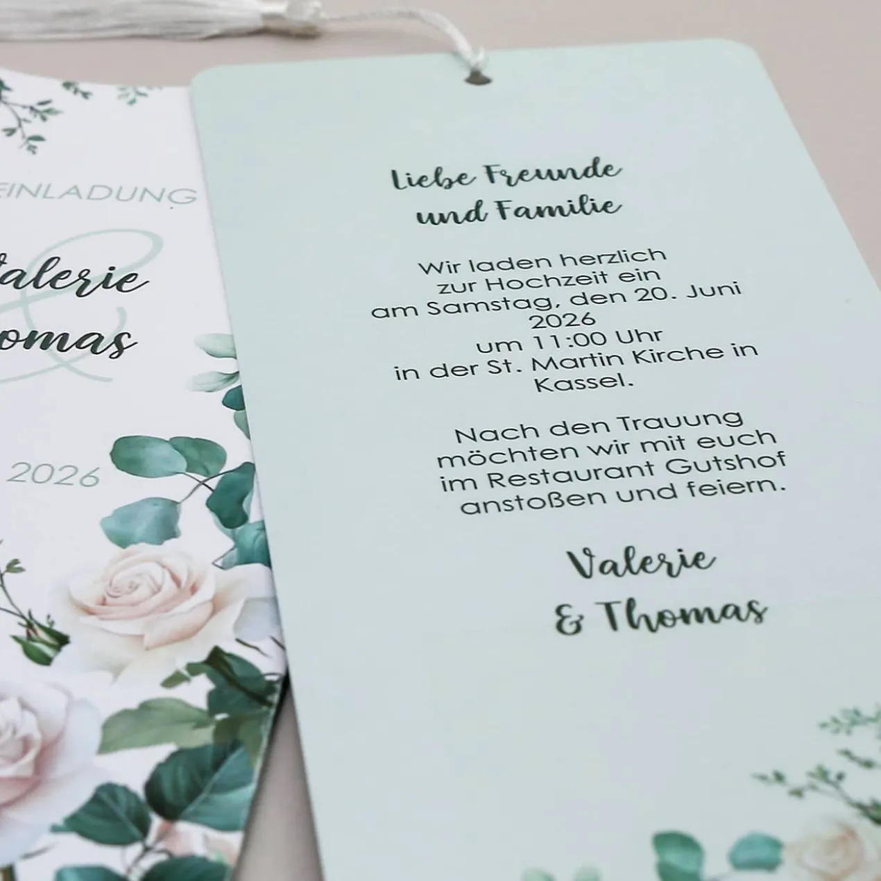 Hochzeitseinladung mit Rosenmotiv - elegante Ziehkarte mit Quaste