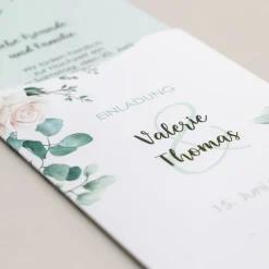 Hochzeitseinladung mit Rosenmotiv - elegante Ziehkarte mit Quaste