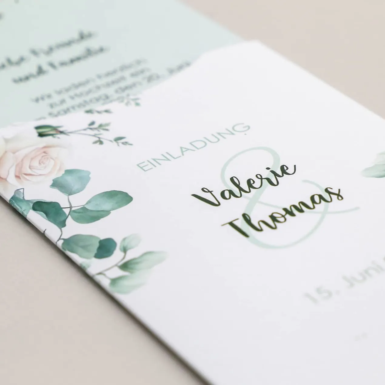 Hochzeitseinladung mit Rosenmotiv - elegante Ziehkarte mit Quaste