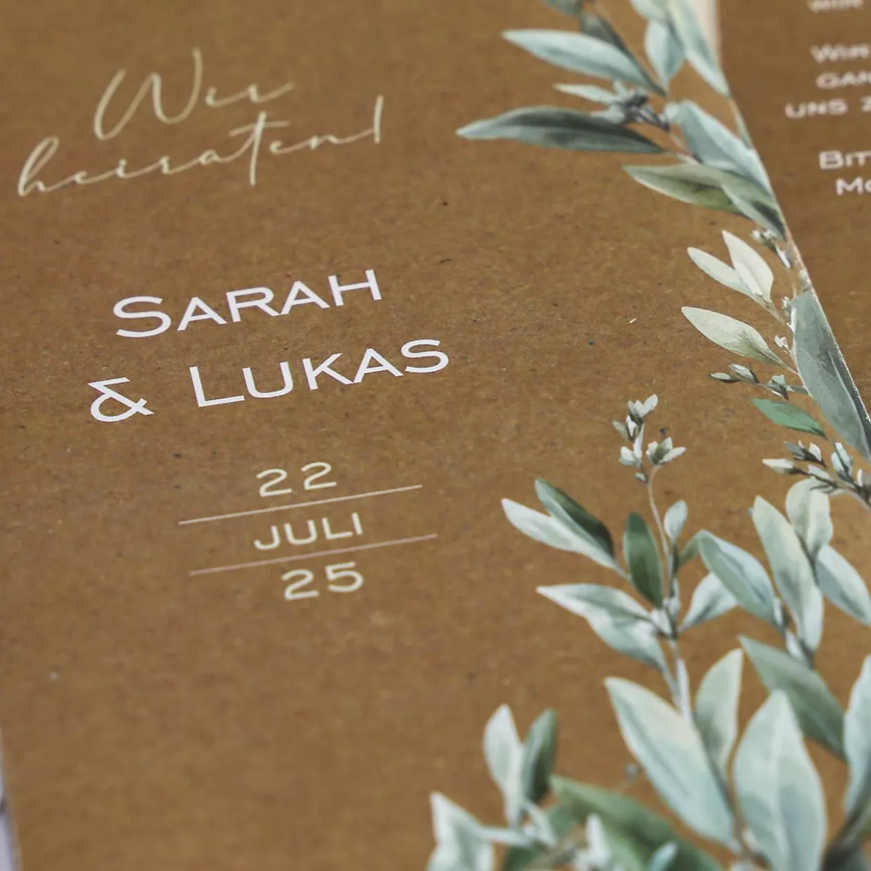 Hochzeitseinladung Ziehkarte in Kraftpapier-Optik mit Olivenzweigen & Quaste