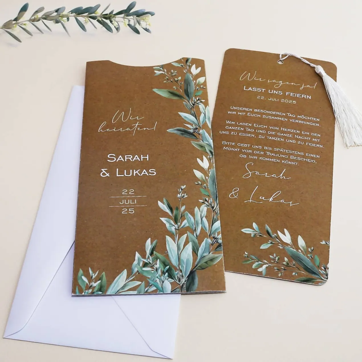 Hochzeitseinladung Ziehkarte in Kraftpapier-Optik mit Olivenzweigen & Quaste