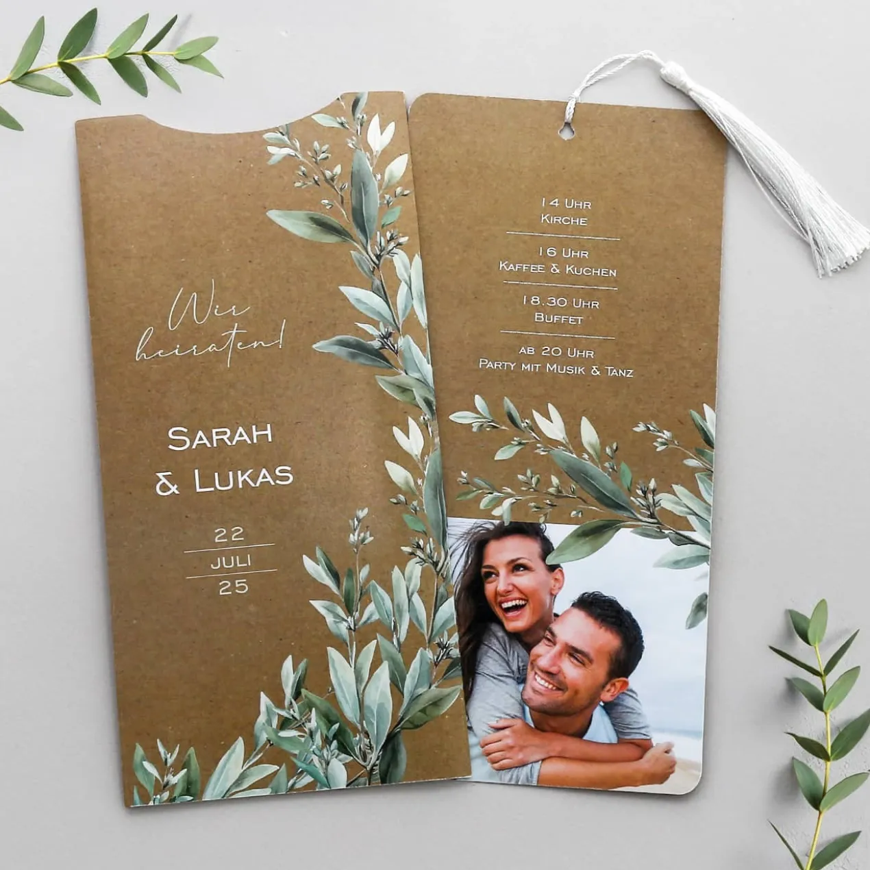 Hochzeitseinladung Ziehkarte in Kraftpapier-Optik mit Olivenzweigen & Quaste