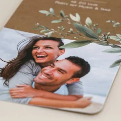 Hochzeitseinladung Ziehkarte in Kraftpapier-Optik mit Olivenzweigen & Quaste