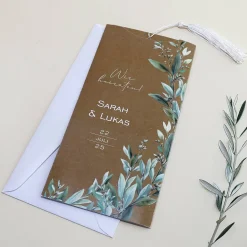 Hochzeitseinladung Ziehkarte in Kraftpapier-Optik mit Olivenzweigen & Quaste