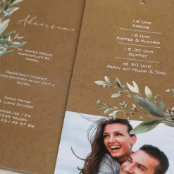 Hochzeitseinladung Ziehkarte in Kraftpapier-Optik mit Olivenzweigen & Quaste
