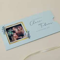 Hochzeitseinladung - Ziehkarte mit zwei Fotos und farbigem Hintergrund
