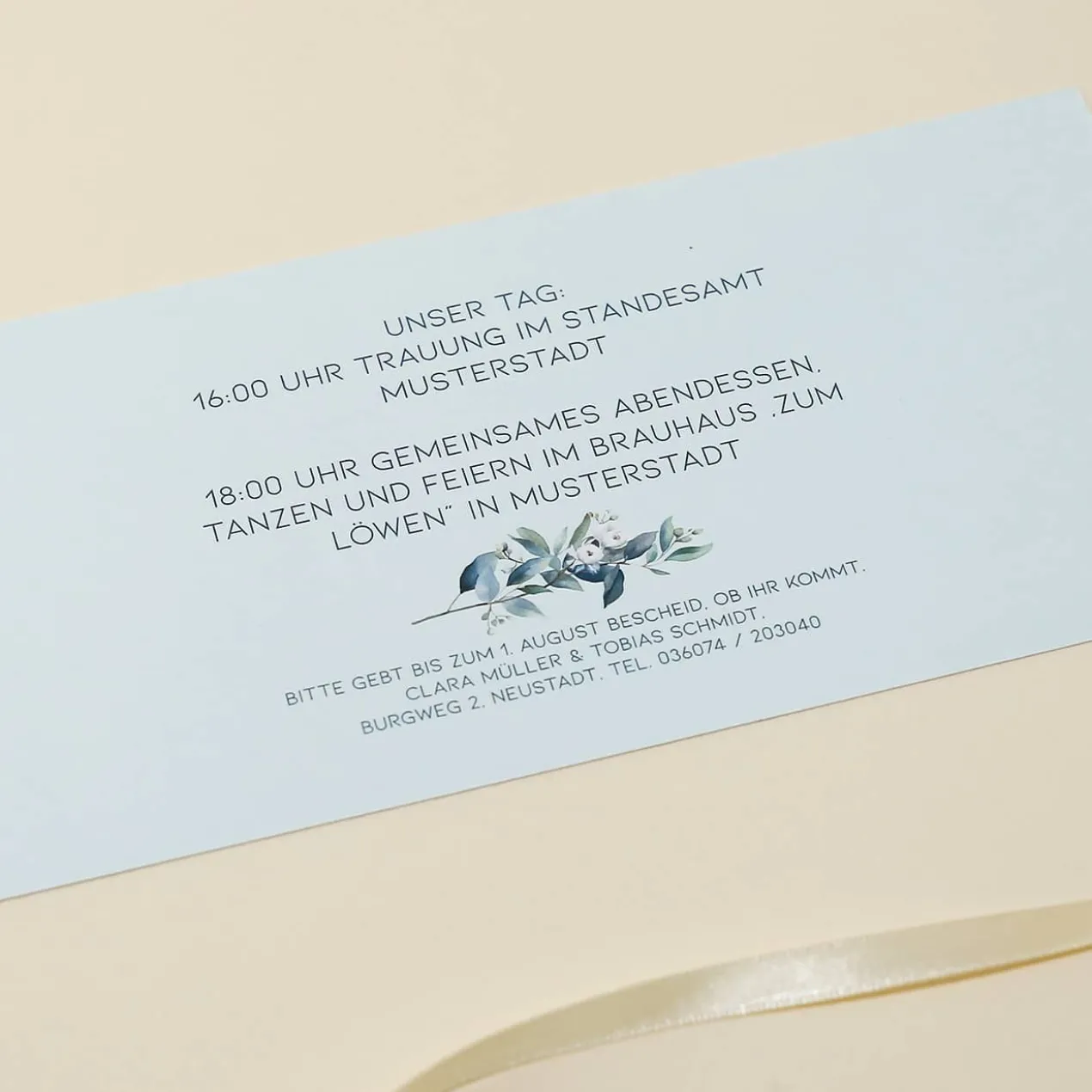 Hochzeitseinladung - Ziehkarte mit zwei Fotos und farbigem Hintergrund