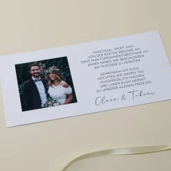 Hochzeitseinladung - Ziehkarte mit zwei Fotos und farbigem Hintergrund