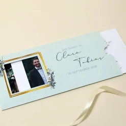 Hochzeitseinladung - Ziehkarte mit zwei Fotos und farbigem Hintergrund
