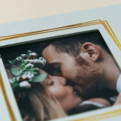 Hochzeitseinladung - Ziehkarte mit zwei Fotos und farbigem Hintergrund