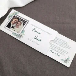 Hochzeitseinladung - Ziehkarte mit zwei Fotos zur Silberhochzeit mit Wunschdaten und Blatt-Blütenmotiv
