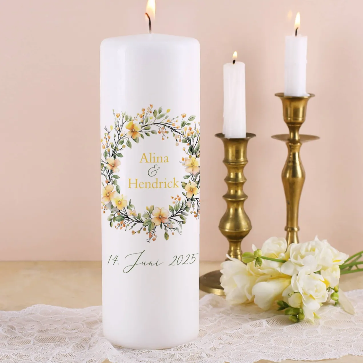 Hochzeitskerze mit Blumenkranz