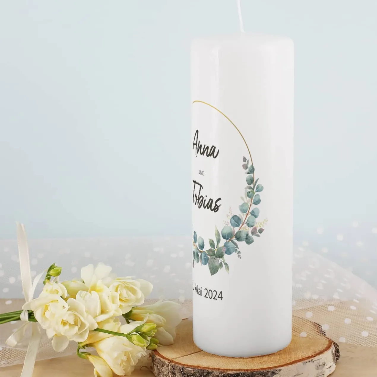 Hochzeitskerze mit Eukalyptus, Namen und Datum