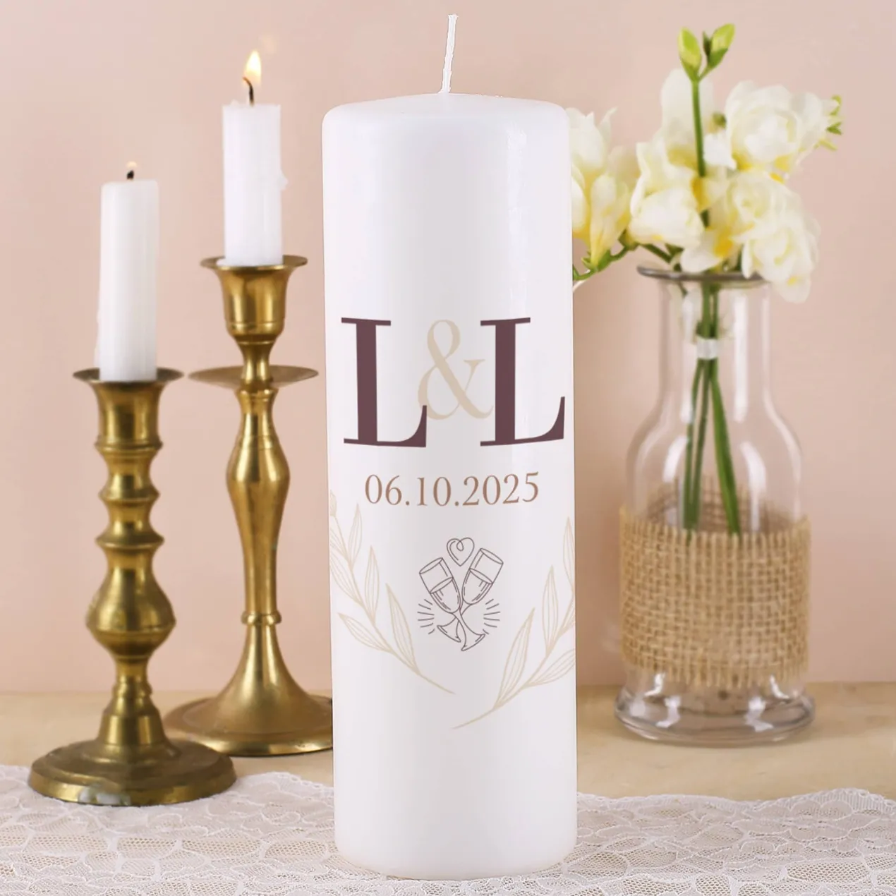 Hochzeitskerze mit Initialen und dezentem Motiv
