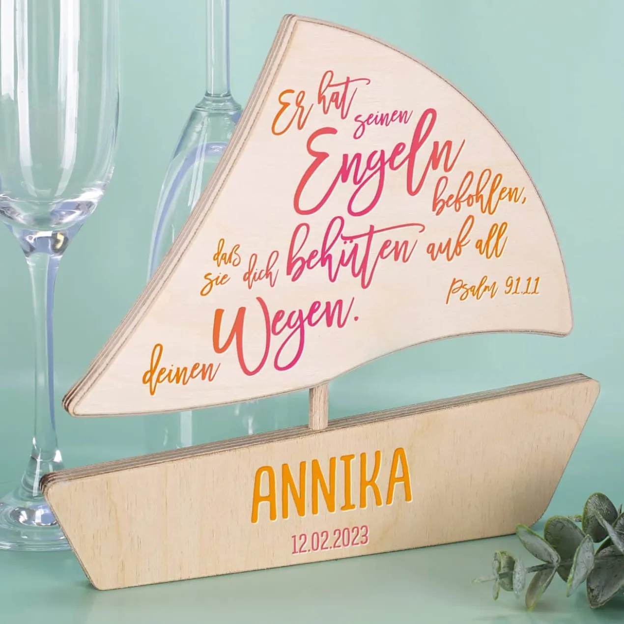 Holzboot - Er hat seinen Engeln befohlen - mit Name und Datum in rosa-orange