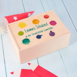 Holzbox mit bunten Farbklecksen bedruckt zur Einschulung