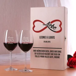 Holzbox mit zwei Weingläsern für unendliche Liebe zur Hochzeit