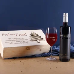 Holzbox Weihnachtsbaum mit BREE Rotwein und graviertem Glas
