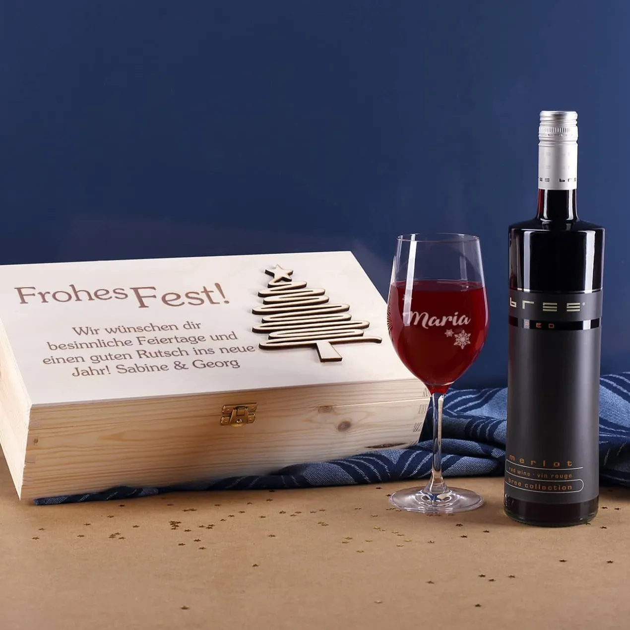 Holzbox Weihnachtsbaum mit BREE Rotwein und graviertem Glas