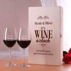 Holzbox WINE O'Clock mit zwei Weingläsern