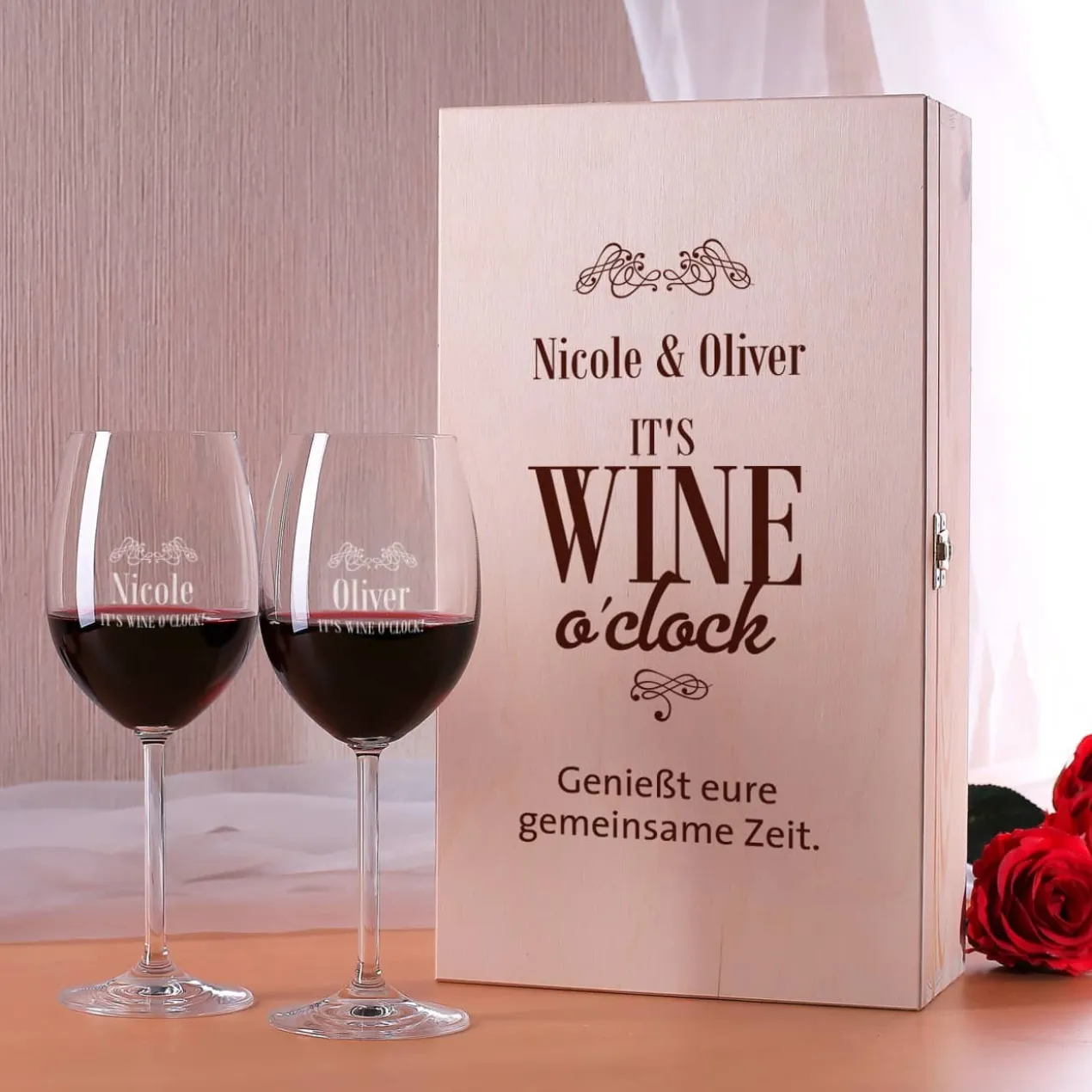 Holzbox WINE O'Clock mit zwei Weingläsern