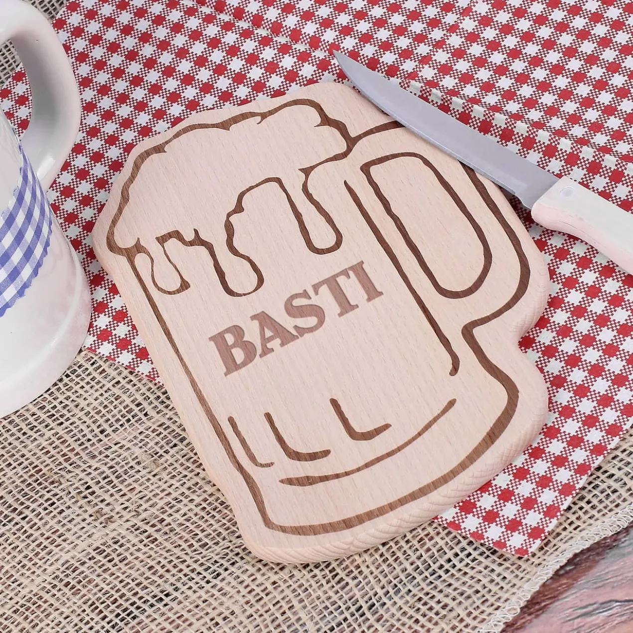 Holzbrettchen Bierkrug mit persönlicher Namensgravur