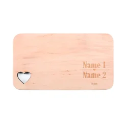 Holzbrettchen mit ausgestanztem Herz und graviert mit Name und Datum