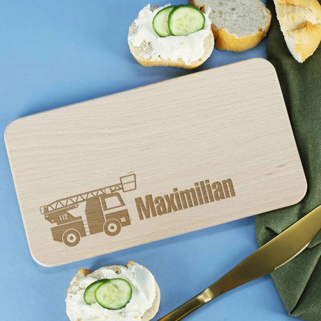 Holzbrettchen mit Feuerwehrauto und Name graviert