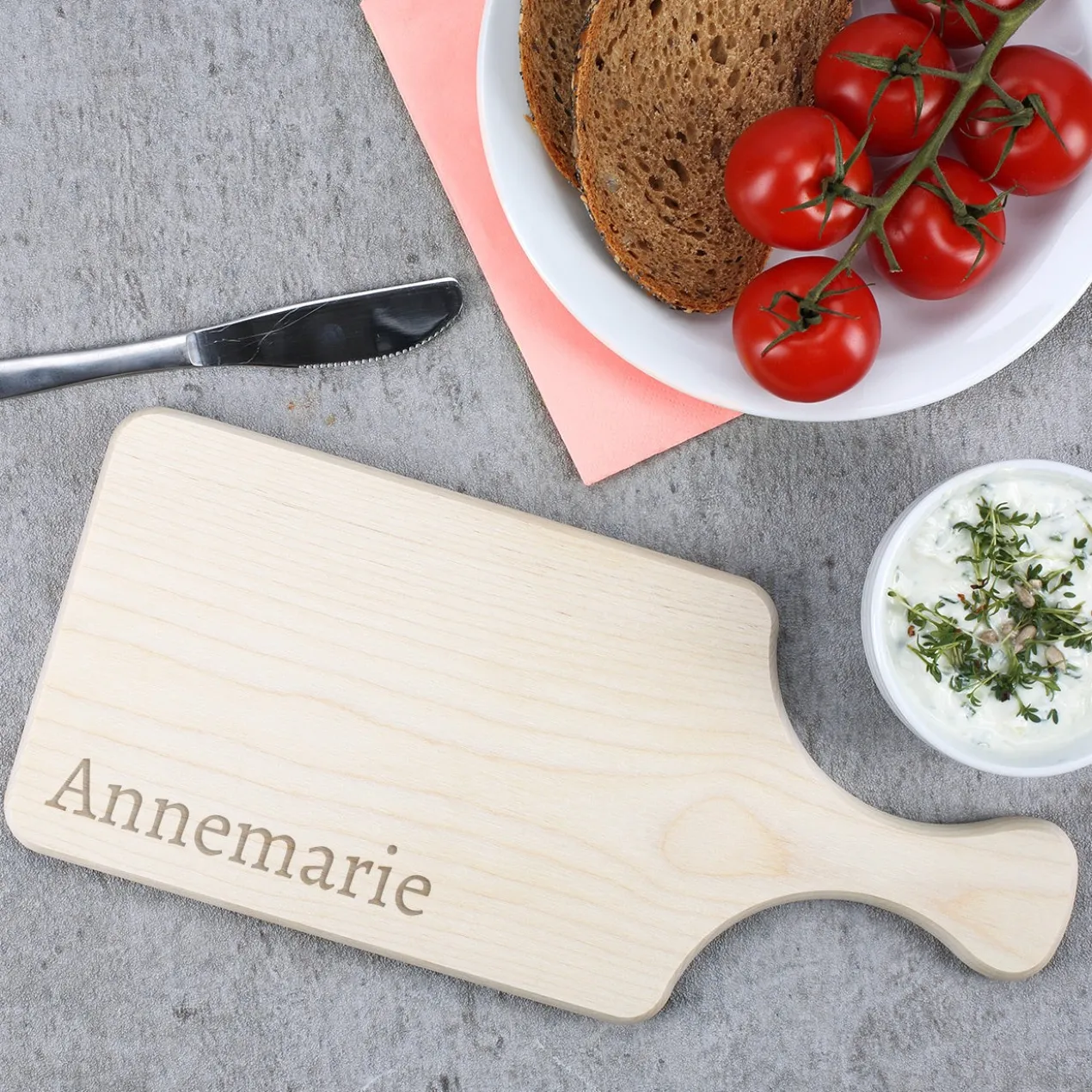 Holzbrettchen mit Griff graviert mit Name