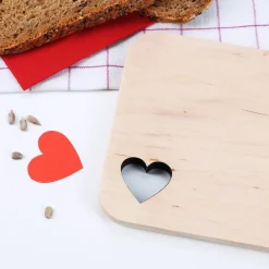 Holzbrettchen mit Herzausschnitt und Namensgravur