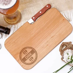 Holzbrett mit integriertem Messer und graviertem Vornamen
